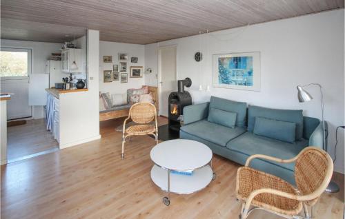 Un lugar para sentarse en 2 Bedroom Awesome Home In Samsø
