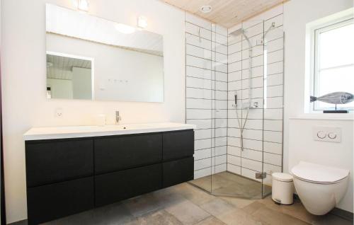 Un baño de Gorgeous Home In Samsø With Wifi