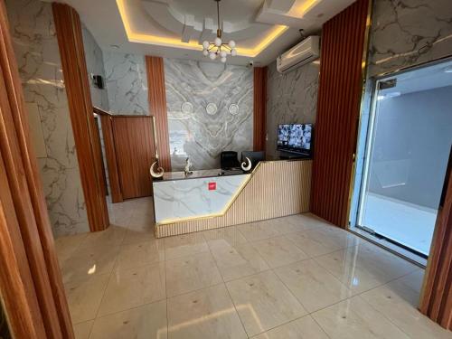 a large bathroom with a large window and a counter at فيو إن للشقق الفندقية - المحالة in Abha