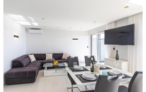 2 Bedroom Lovely Apartment In Seget Donji