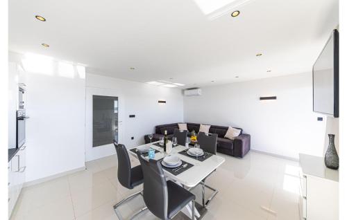 2 Bedroom Lovely Apartment In Seget Donji