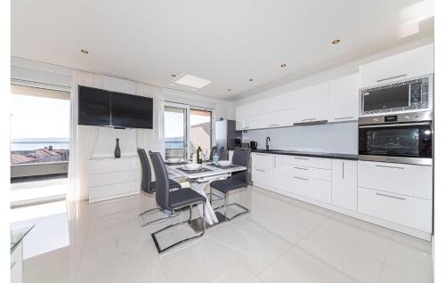2 Bedroom Lovely Apartment In Seget Donji
