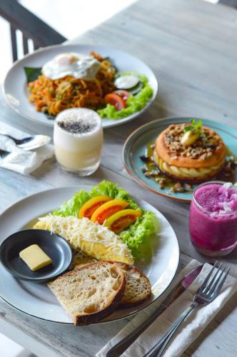 een tafel met drie borden eten erop bij Tarzan Marriott On Penida in Nusa Penida