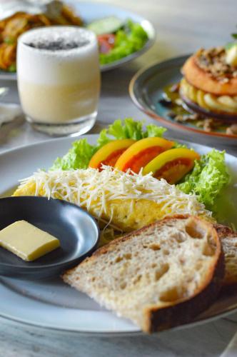 een bord met brood en groenten en een glas melk bij Tarzan Marriott On Penida in Nusa Penida