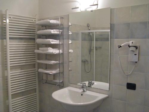 Koupelna v ubytování International Hotel