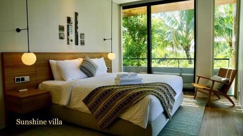 1 dormitorio con cama grande y ventana grande en Westcoast PQ Sunshine spacious 3BR private pool villa en Phu Quoc