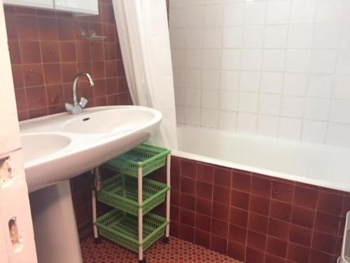 Et badeværelse på Studio cabine 8 pers, Sud, pied de piste, centre station, proche commerces et ESF - FR-1-330-40