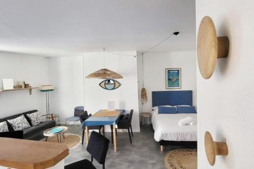 - un salon et une chambre avec un lit et une table dans l'établissement Studio Le Cosy Beach - Plage 50m - Rue gratuite, à Saint-Malo