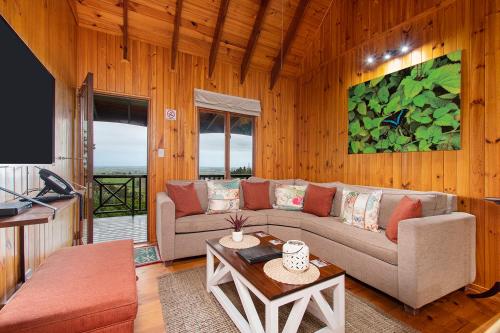 un soggiorno con divano e tavolo di ArendsRus Country Resort a Molen Drift