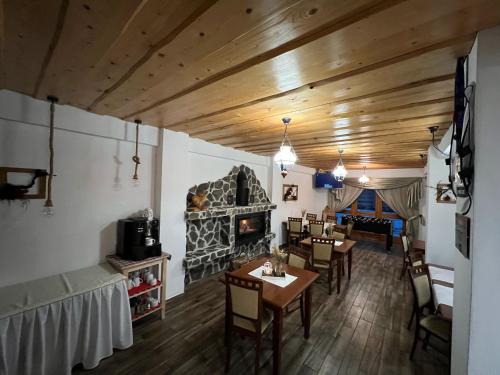 une salle à manger avec des tables et une cheminée dans l'établissement Penzión Adriana, à Demänovská Dolina