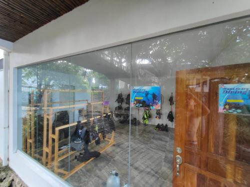 a glass window of a building with a room at Meili Beach Resort in Alcoy