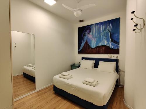 - une chambre avec un lit orné d'une peinture murale dans l'établissement Central Stay TLV Beachfront, à Tel Aviv