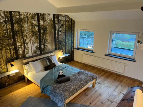 Un dormitorio con una cama con un oso panda. en L'attente détente à 200 m du parc " Pairi Daiza ", en Brugelette