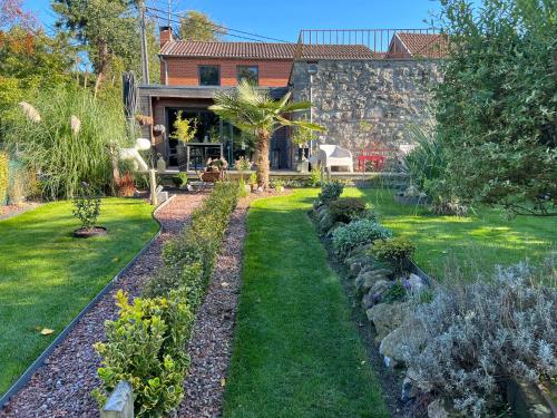a yard with a house with a garden at L'attente détente à 200 m du parc " Pairi Daiza " in Brugelette