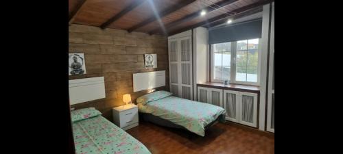 ロス・ジャノス・デ・アリダネにあるCasa Manuel Irisのベッドルーム1室(ベッド2台、窓付)