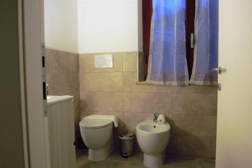 een badkamer met toilet en wastafel bij Appartamento Trilocale “Il Regio” in Montescudaio