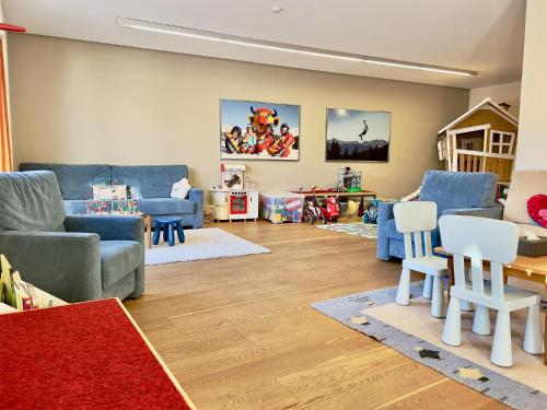 una sala de estar con sofás y sillas azules en Apartment Pale, en Fiss