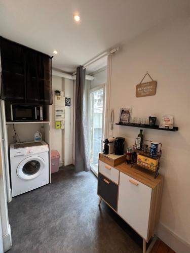une cuisine avec un lave-linge et un lave-linge dans l'établissement Studio Av République avec parking (B), à Clermont-Ferrand