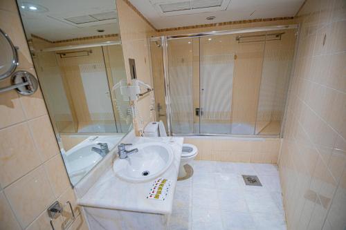 een badkamer met wastafel, douche en toilet bij فندق مسك ام القرى Misk Umm Al Qura Hotel in Mekka