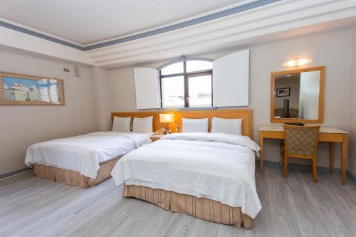 Una cama o camas en una habitación de Ardi Hotel