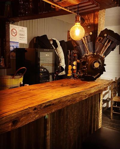 un homme debout derrière un comptoir en bois avec une machine dans l'établissement 