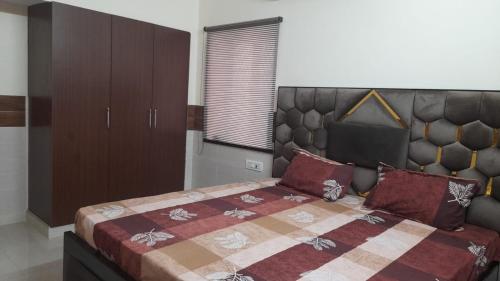Cama ou camas em um quarto em BnBBuddy Spacious 1 BR nr Action Balaji Hospital Paschim Vihar