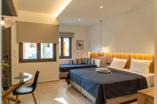 1 dormitorio con 1 cama y 1 sofá en Esperos Studios and Apartments, #1 and #5, en Stalida