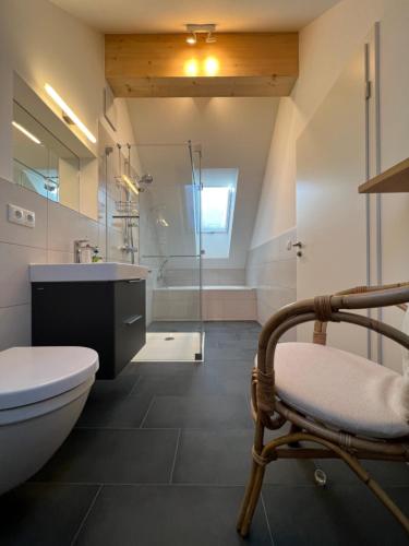 Ένα μπάνιο στο Haus Wiesenquelle, Deluxe-Apartment 'Feld & Berg'