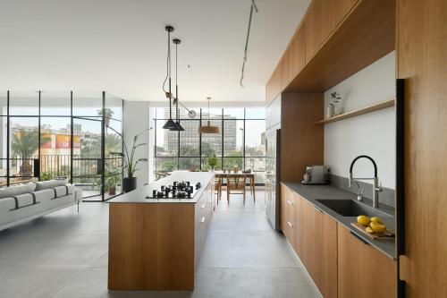 - une cuisine avec un évier et un comptoir dans l'établissement Picturesque 3BR Apt w Panoramic Views in Tel Aviv by Sea N' Rent, à Tel Aviv