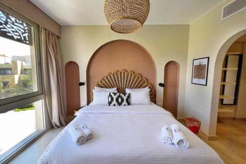 Spectacular & Soaring 2 BDR w Private Rooftop Jacuzzi & Beach Access