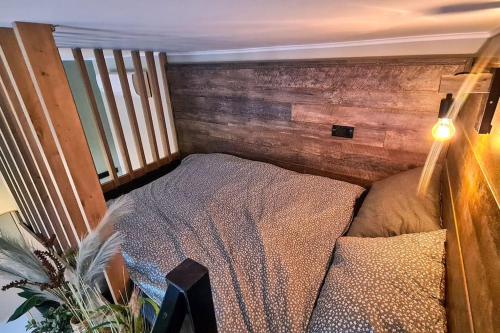 Downtown studio-loft tesisinde bir odada yatak veya yataklar