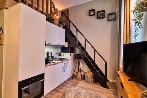 mała kuchnia ze schodami w domu w obiekcie Downtown studio-loft w Konstancy