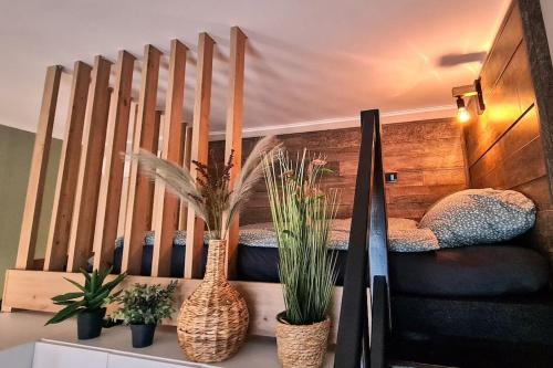 une chambre avec des vases et des plantes sur un escalier dans l'établissement Downtown studio-loft, à Constanţa