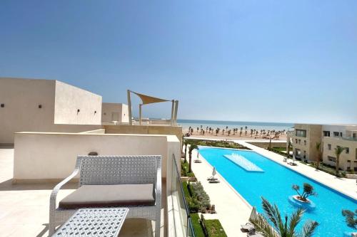 widok na basen i plażę z budynku w obiekcie Charming 2BDR w Sea & Pool View Free Beach & Pool Access w mieście Hurghada