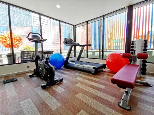 un gimnasio con varios equipos de ejercicio en un edificio en ESSY Hotel KL Sentral en Kuala Lumpur