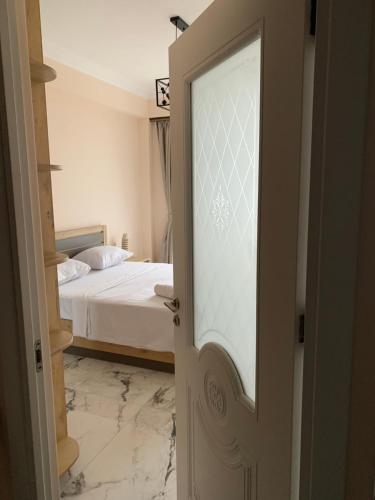 uma porta que leva a um quarto com uma cama em City Central Apartment em Yerevan