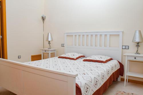 プラヤ・パライソにあるNON Duplex in Adeje Paradise Playa Paraiso PP133のベッドルーム1室(白いベッド1台、枕2つ付)