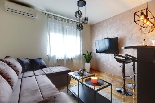 Μια τηλεόραση ή/και κέντρο ψυχαγωγίας στο ENNA - new and cosy with private PARKING