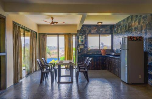 Una cocina o zona de cocina en Grape County Eco Resort & Spa, Nashik