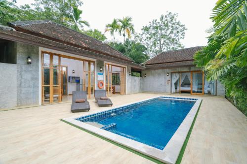 a swimming pool in the backyard of a house at Bor Saen Pool Villa in Bor Saen
