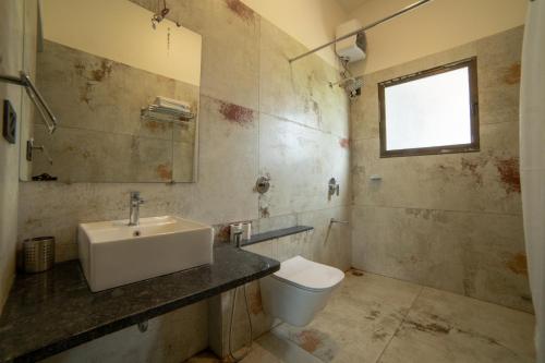 Un baño de Grape County Eco Resort & Spa, Nashik