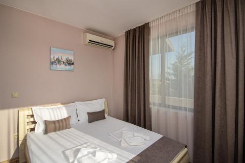 um quarto de hotel com uma cama e uma janela em Villa Topola Bay View em Topola