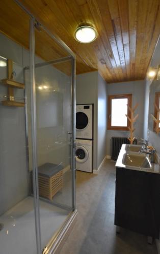 une salle de bain avec une douche en verre et un lavabo dans l'établissement Chalet de montagne, à Formiguères