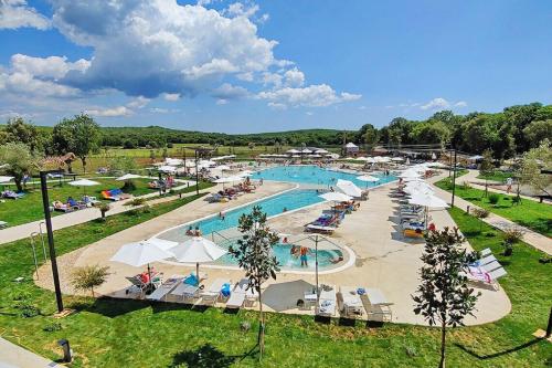 an overhead view of a swimming pool at a resort at Holiday House Sunset in Bale