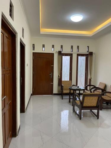 a living room with chairs and a table at Omah Pikatan Homestay in Jarakan
