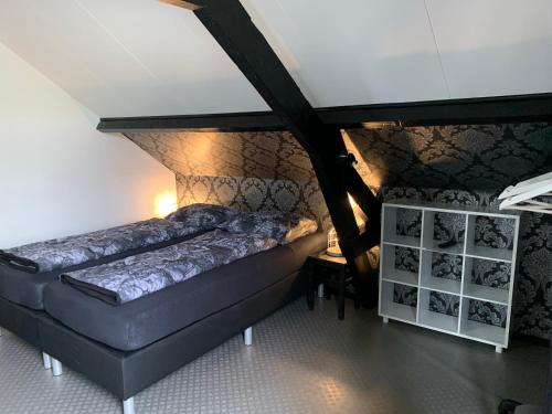 ein kleines Schlafzimmer mit einem Bett und einem Tisch in der Unterkunft overnachten in Zeeland in Burgh Haamstede