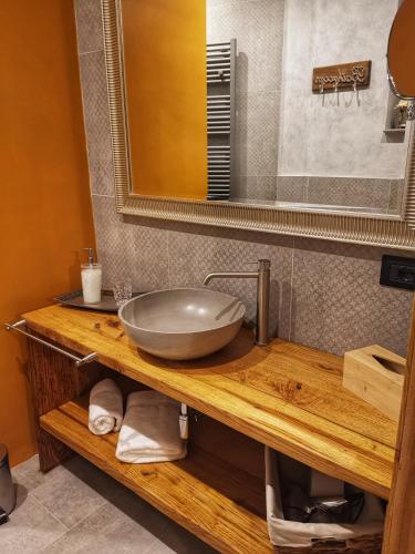a bathroom with a bowl sink on a wooden counter at Drì bed & breakfast in Rocca di Papa