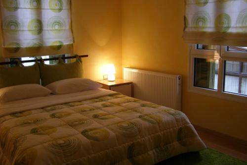 Ένα ή περισσότερα κρεβάτια σε δωμάτιο στο Room "honeybee" in a neoclassical house