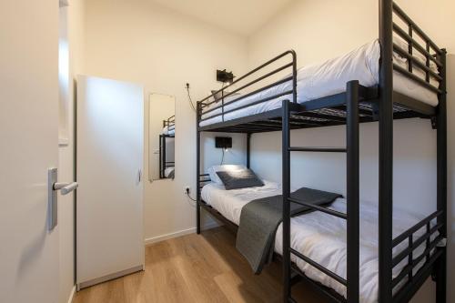 sypialnia z 2 łóżkami piętrowymi i drzwiami w obiekcie 90, gelegen aan het natuurmonument de Kampina w mieście Oisterwijk