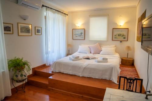 1 dormitorio con 1 cama con 2 toallas en A Luxury Seafront Villa with amazing ambience and view, en Alyfantá
